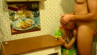 Русская белая женушка ебется с мужем на кухонном столе