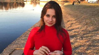 20-ти летняя русская студентка старательно облизывает парню стояк с заглотом
